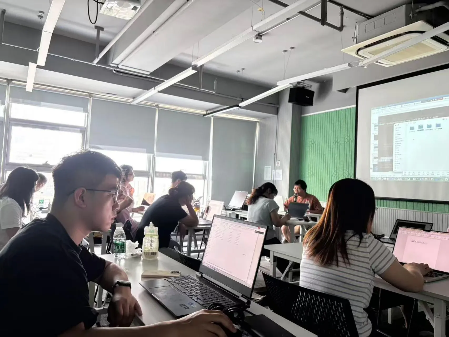 课程资料中的往期培训课堂与学员交流照片