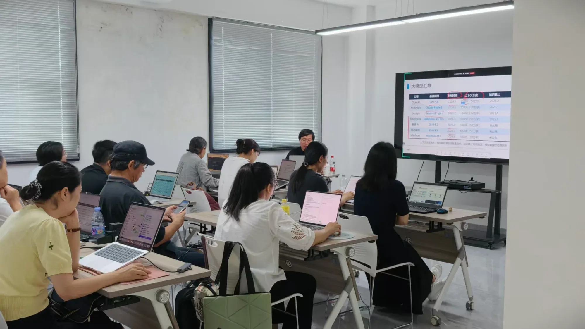 课程资料中的往期培训课堂与学员交流照片