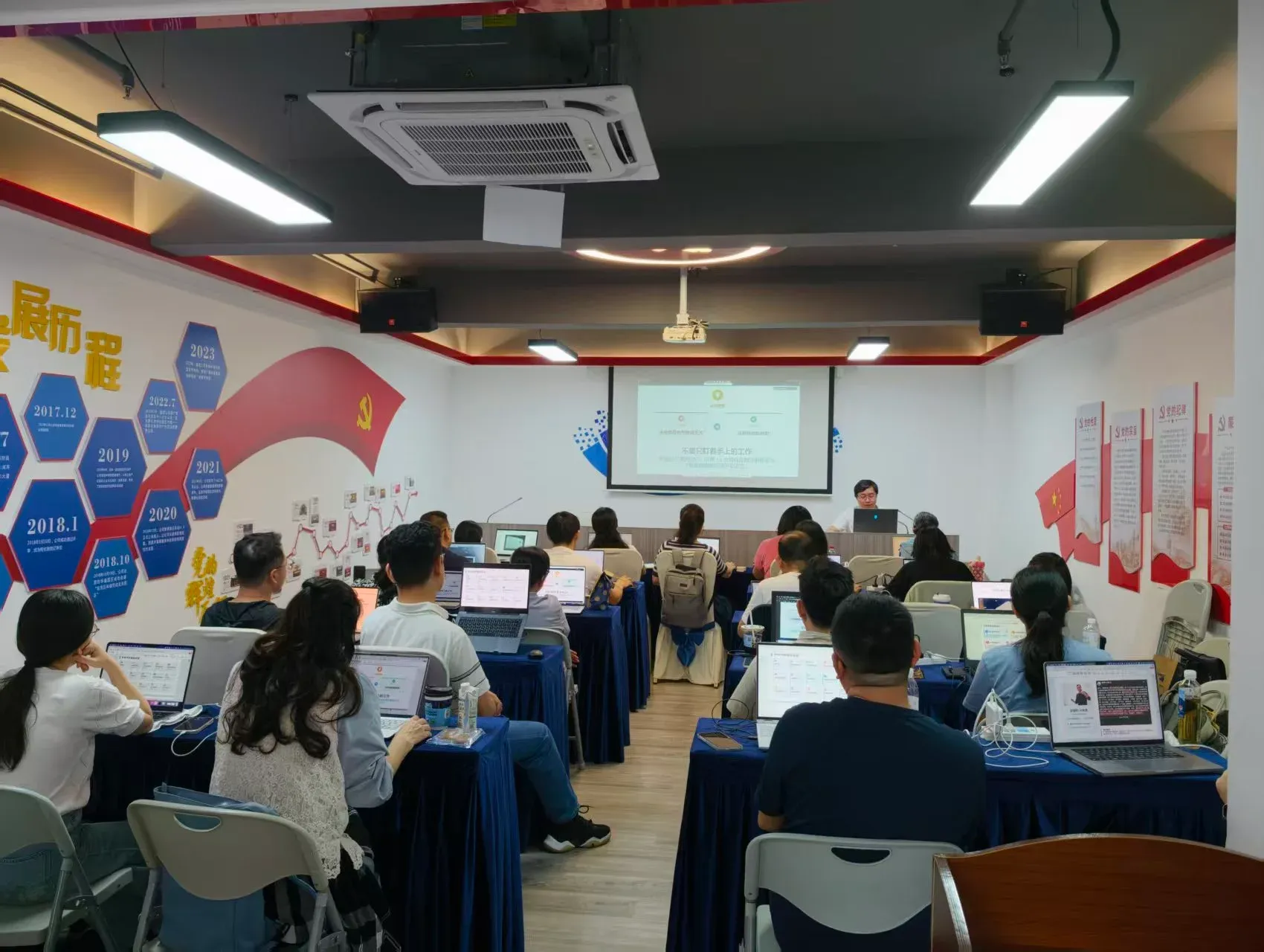课程资料中的往期培训课堂与学员交流照片