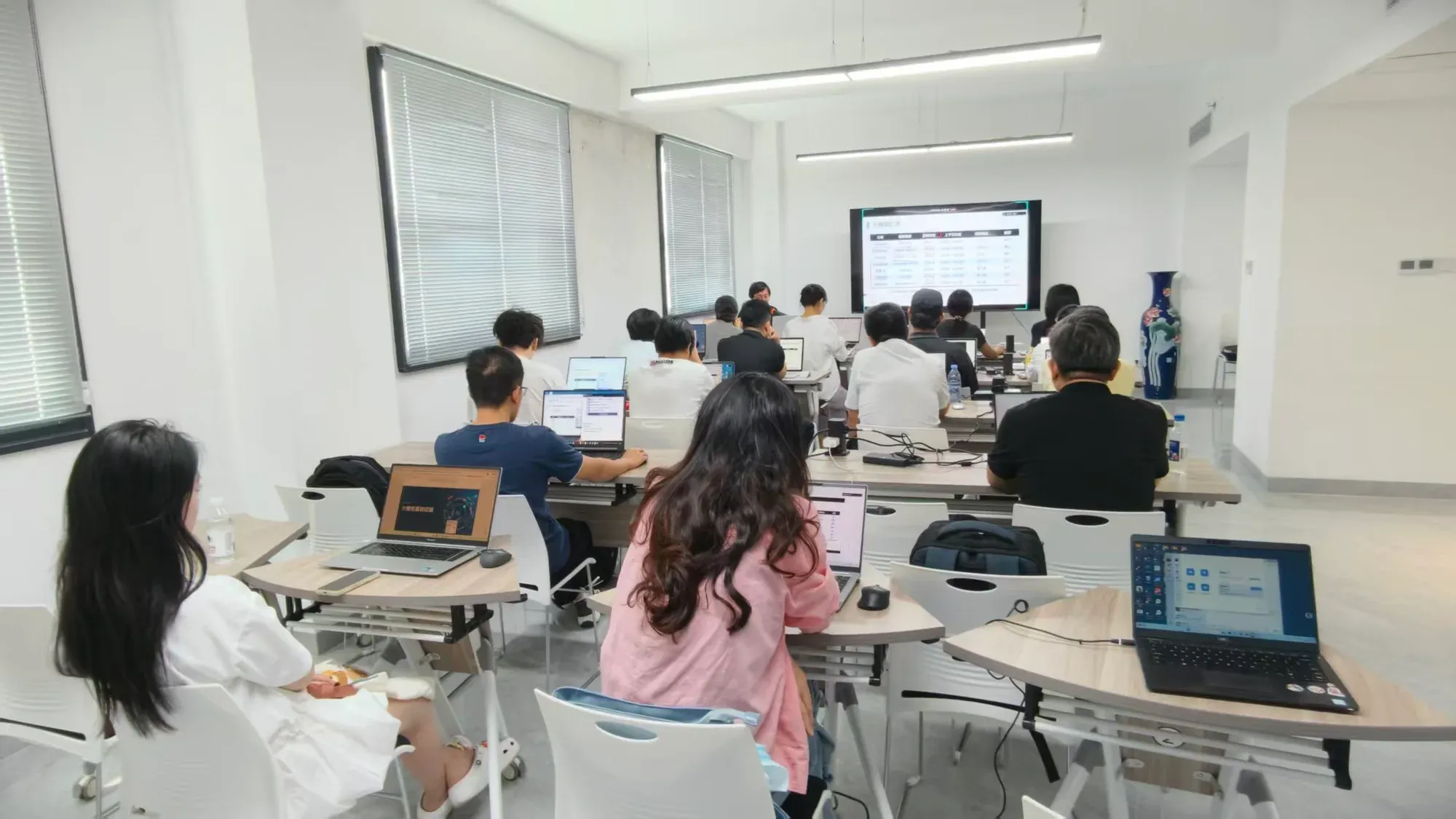 课程资料中的往期培训课堂与学员交流照片