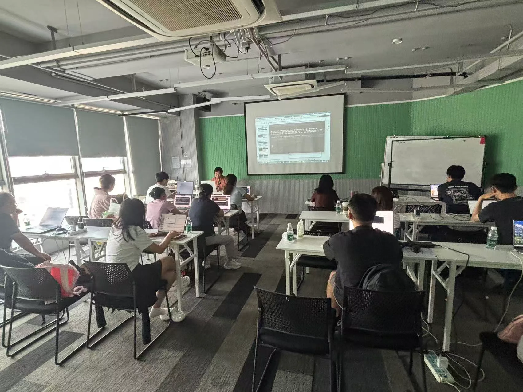 讲师演示与学员上机练习现场